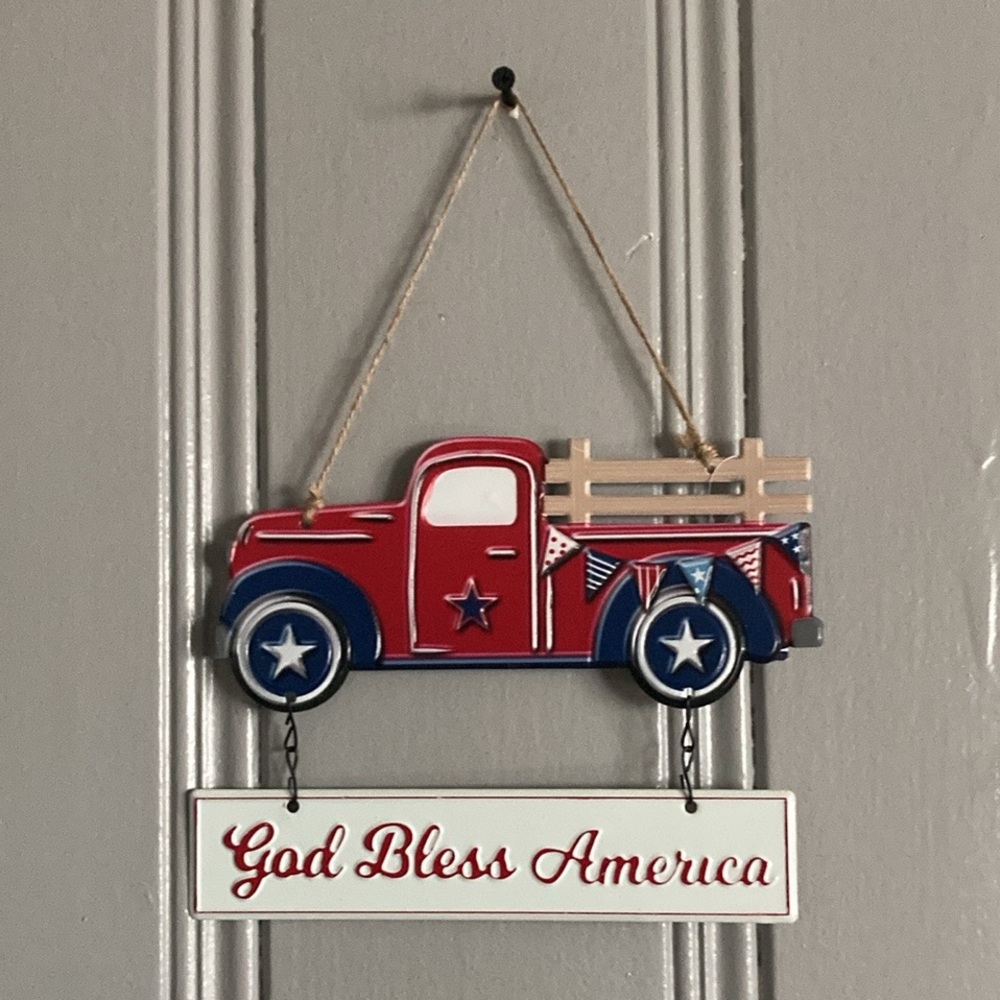 NWT- Red Patriotic Farmtruck 🇺🇸 -God Bless America- Metal Hanging Decor Sign